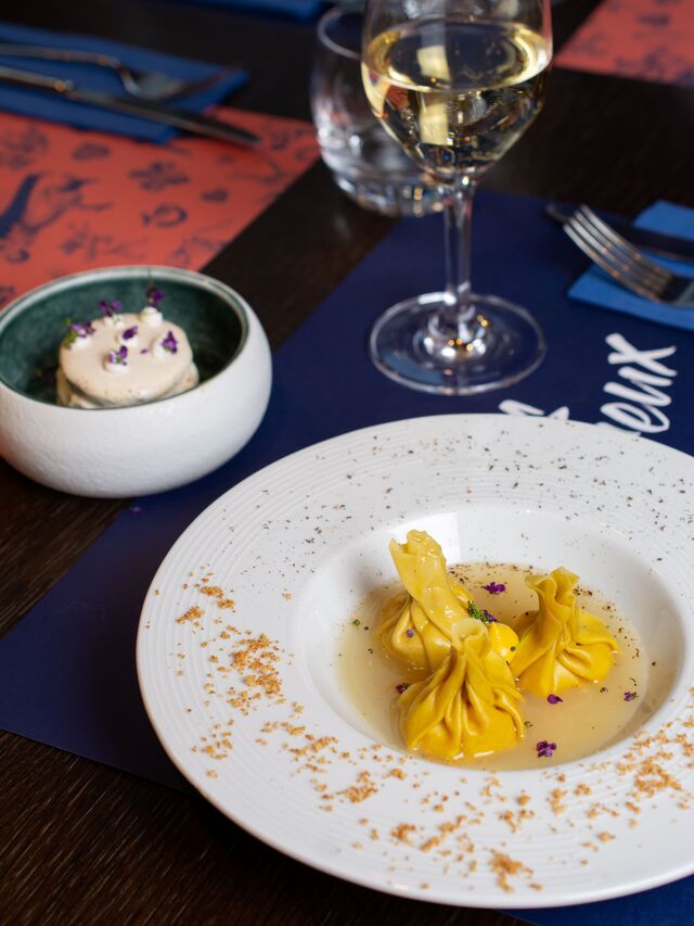 Ravioles de mangue et macaron à la crème glacée