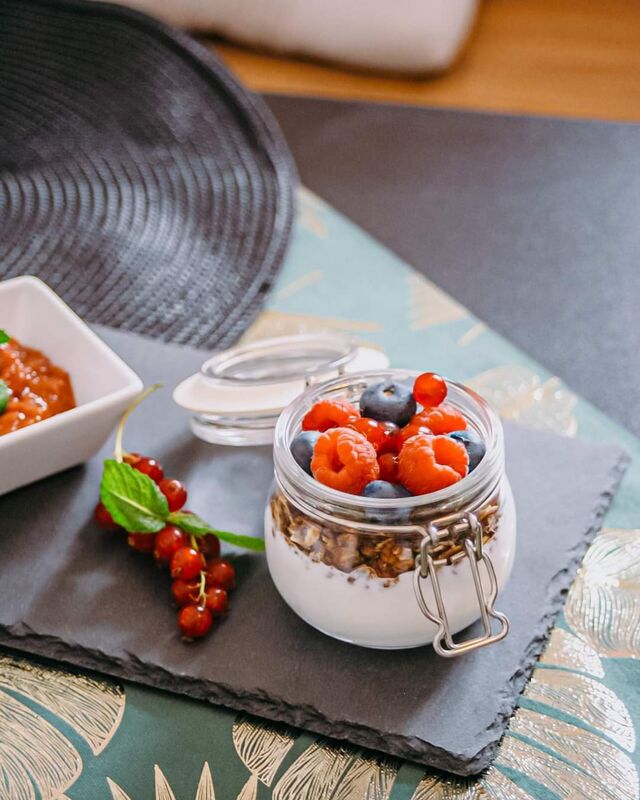 Granola joghurttal és gyümölcsökkel