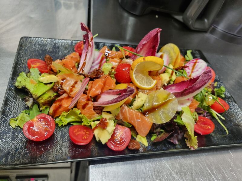 Gravlax de saumon en carpaccio mariné, galettes de quinoa croustillantes, crème aux herbes et citronnée