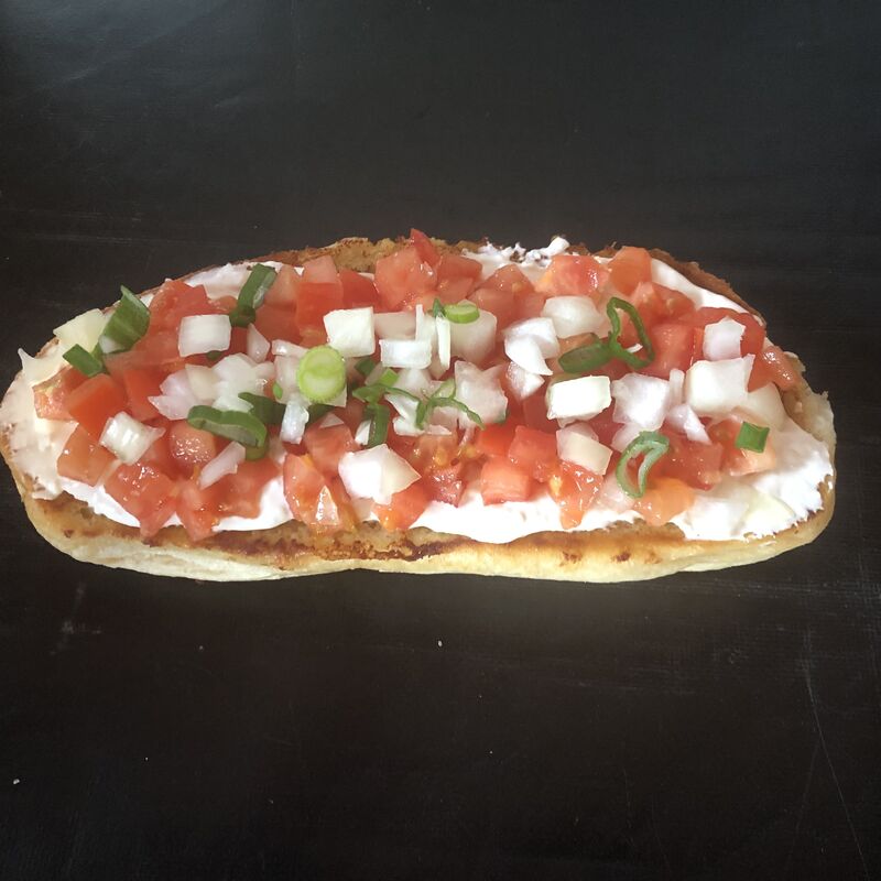 Mit knoblauchcreme, Tomaten und Zwiebeln 