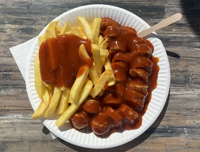 Currywurst & Pommes