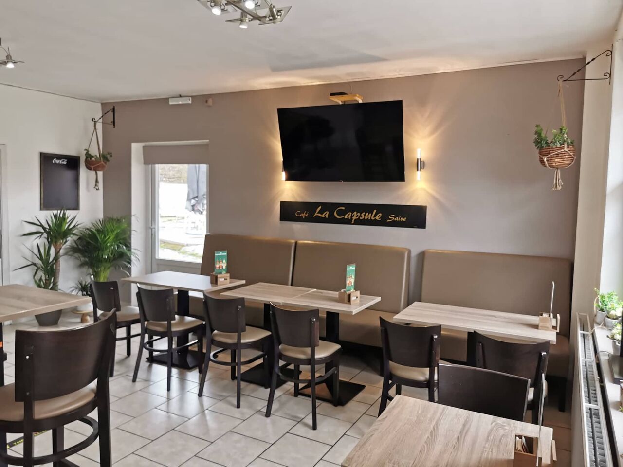 Un lieu agréable, clair, accueillant pour les jeunes comme les moins jeunes 