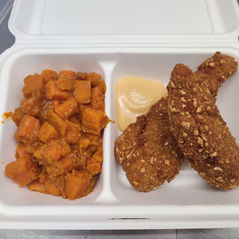 Poulet pané à la cacahuète, sauce saté et sa compotée de patates douces au saté