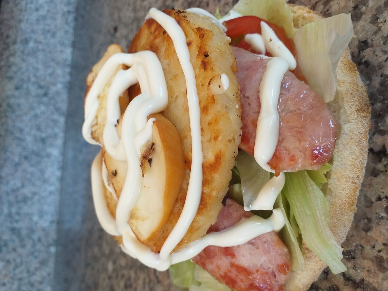 Notre Puccia Lucano 'mix de salade, saucisse fraîche grillée, rosti, tomates, provola fumé, mayonnaise '??????