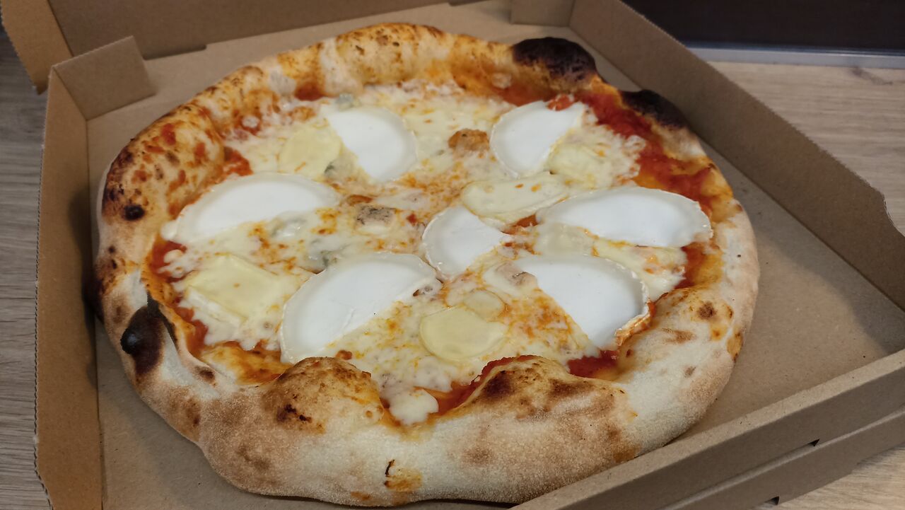 4 fromages : base tomate, mozza, chèvre, reblochon, gorgonzola