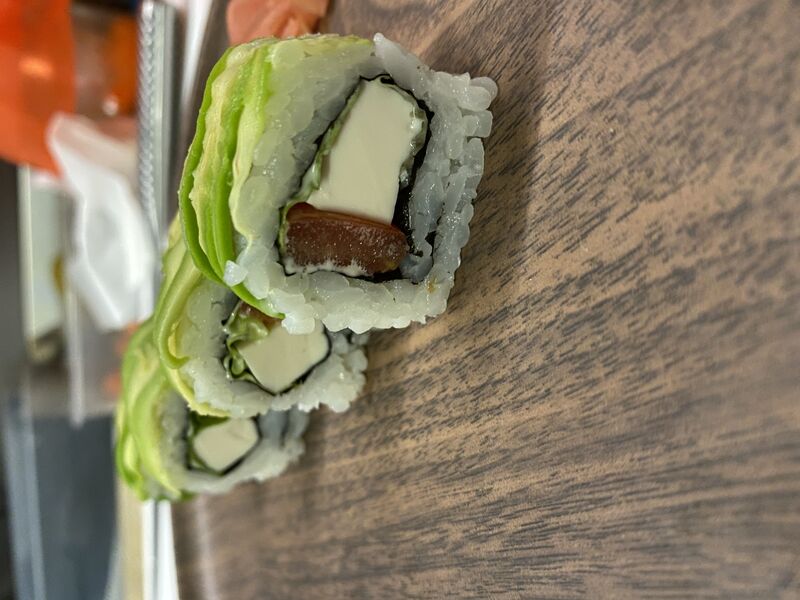 Uramaki vegano con avocado sopra,tofu,pomodoro e lattuga all’interno 
