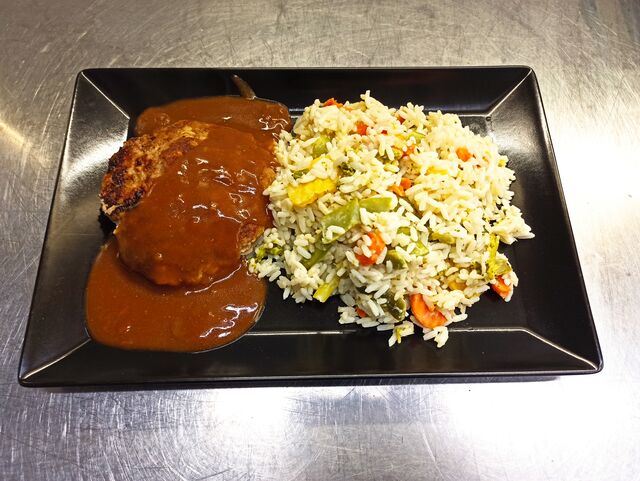 Hausgemachte Frikadelle mit Gemüsereis und brauner Soße