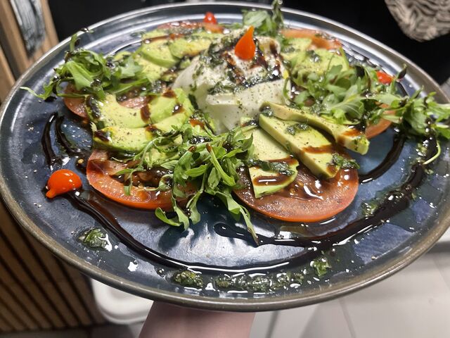 tomates, avocat, burrata, crème de balsamique