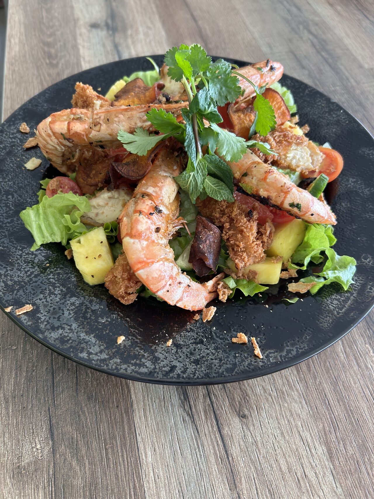 Salade de Gambas grillé avec Poulet Croustillant