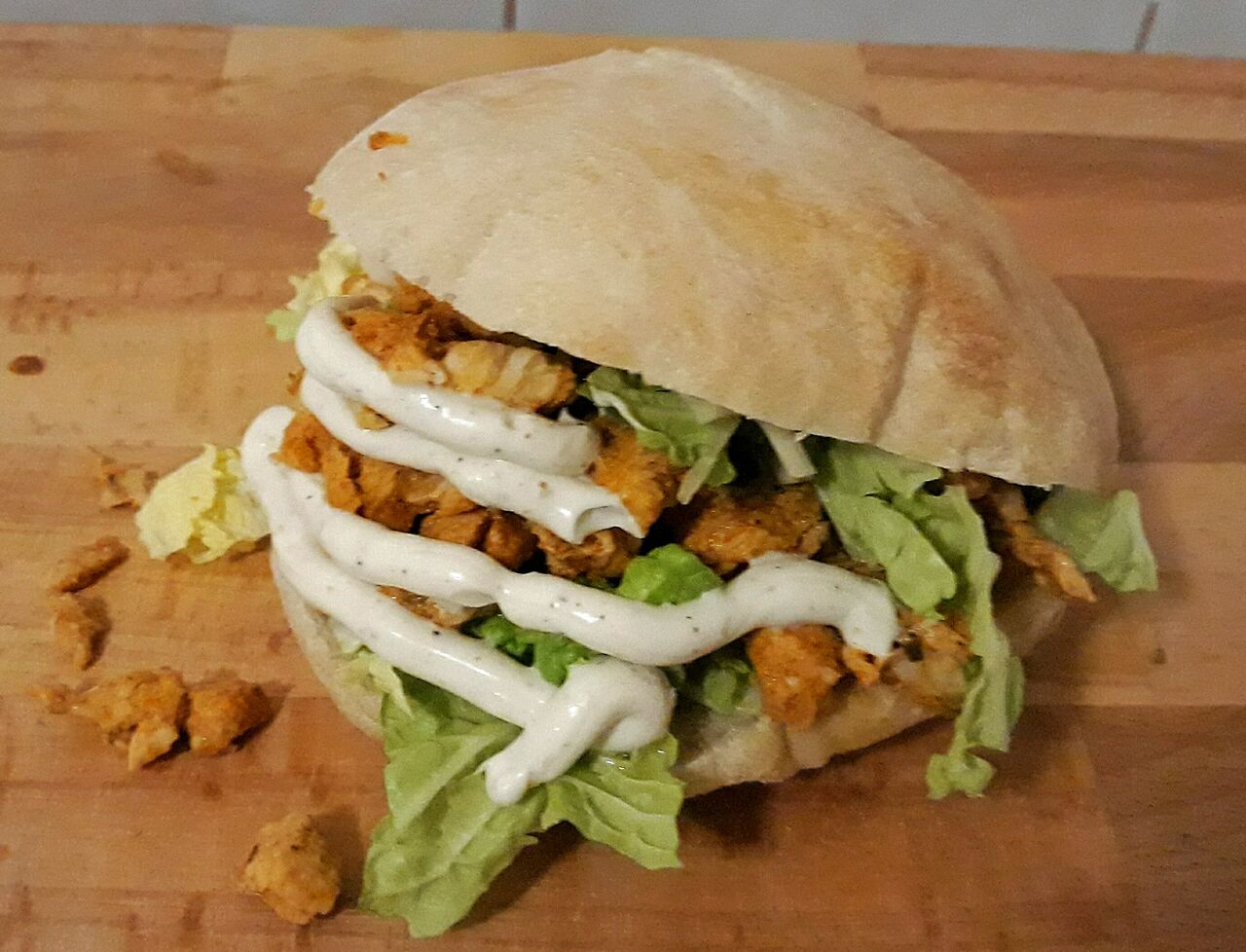 Gyros w wypiekanej bułce z pieca, pierś z kurczaka w aromatycznych przyprawach, kapusta pekińska oraz wyśmienity sos czosnkowy 