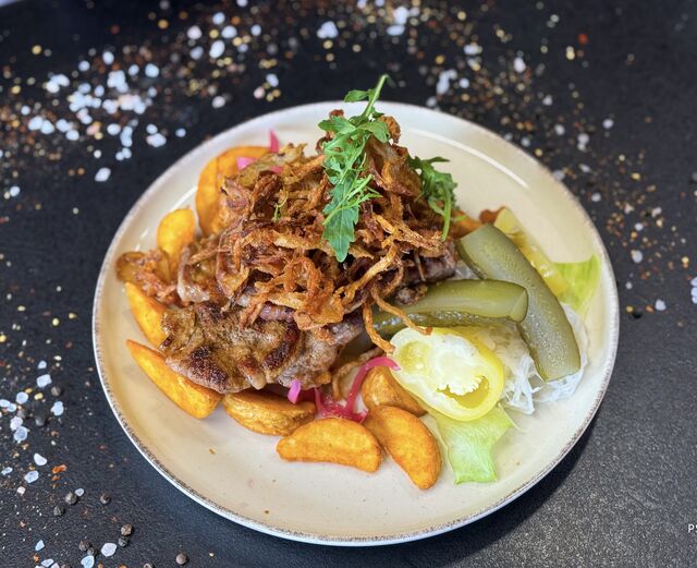 SERTÉS FELEKKEN SÜLT HAGYMÁVAL,STEAK BURGONYÁVAL ÉS VEGYES SAVANYÚSÁGGAL