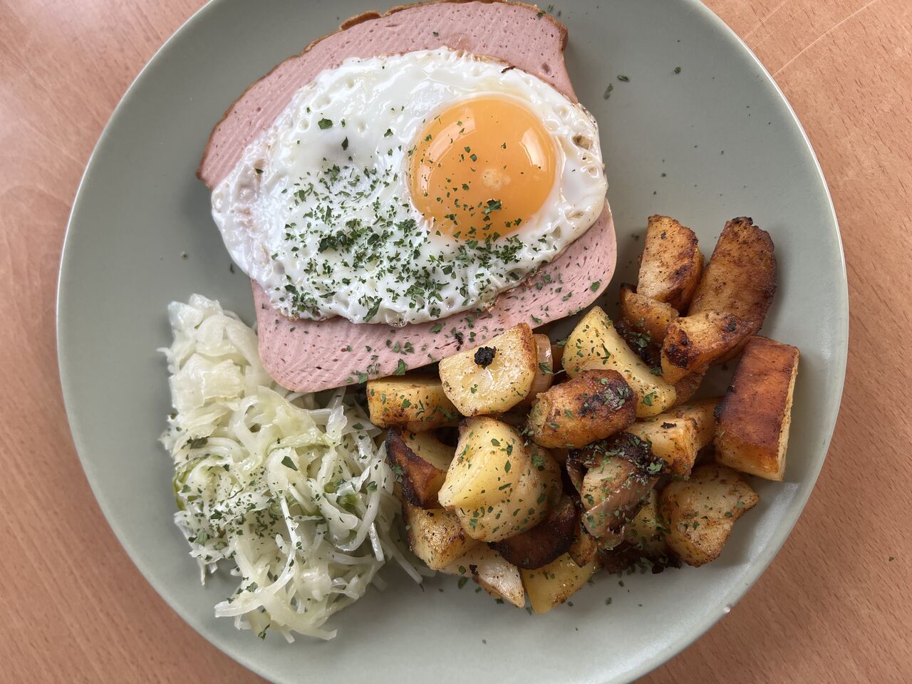 Leberkäse mit Bratkartoffeln, Spiegelei und Krautsalat
