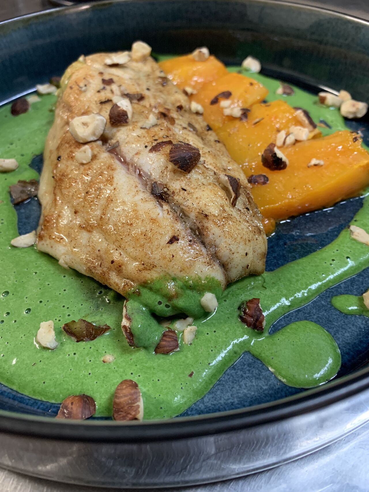 Le Filet de Daurade, Crème d’Epinard, Noisettes Grillées et Butternut Confit
