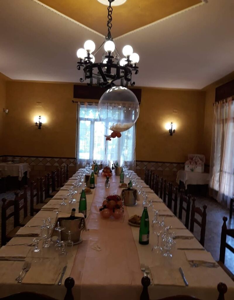 Ampia sala a disposizione per ricevimenti, ma anche un posto intimo se volete passare una serata con il vostro partner. 