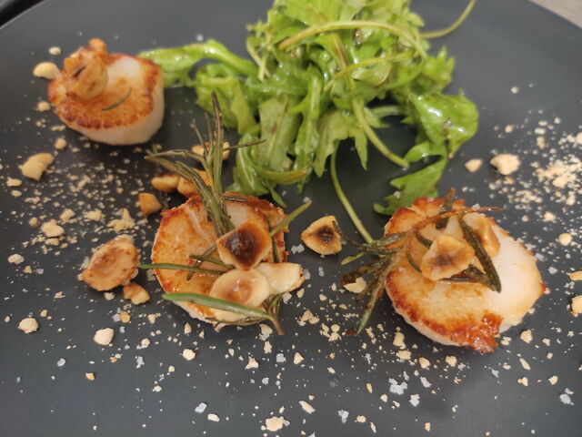 Noix de Saint-Jacques snackées aux noisettes