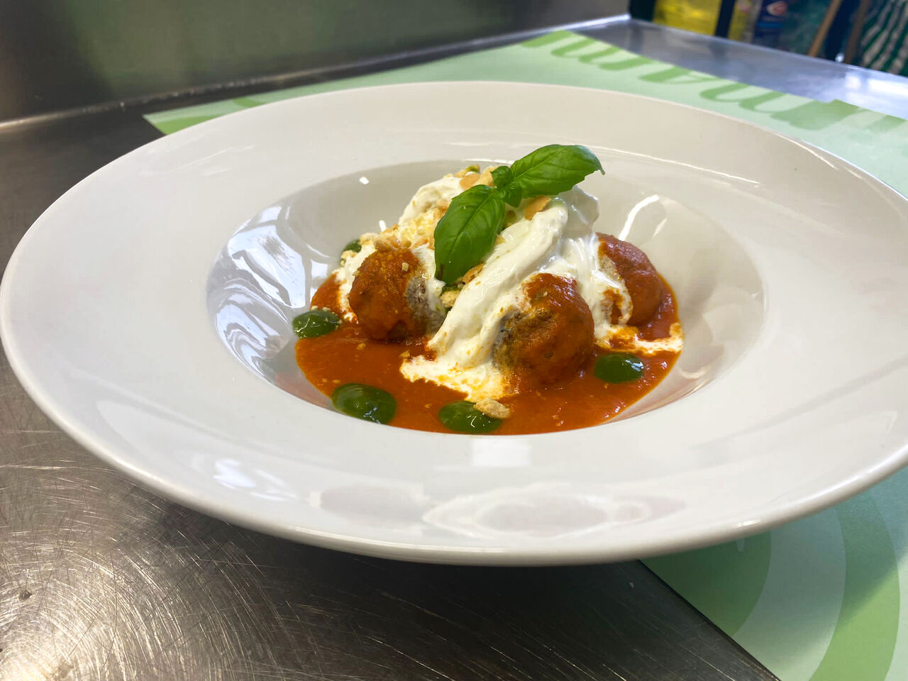 Polpette di pane con pomodoro cotto al forno, stracciatella, crumble di tarallo e basilico