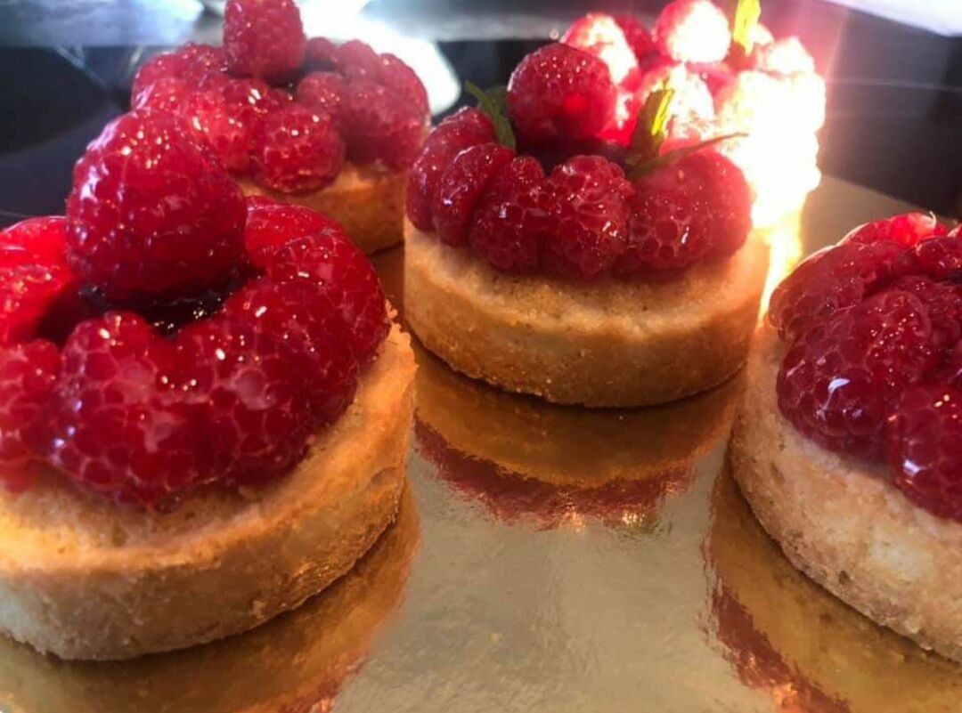 Tartelettes framboises et coeur cassis sur un sablé et crème d'amandes.