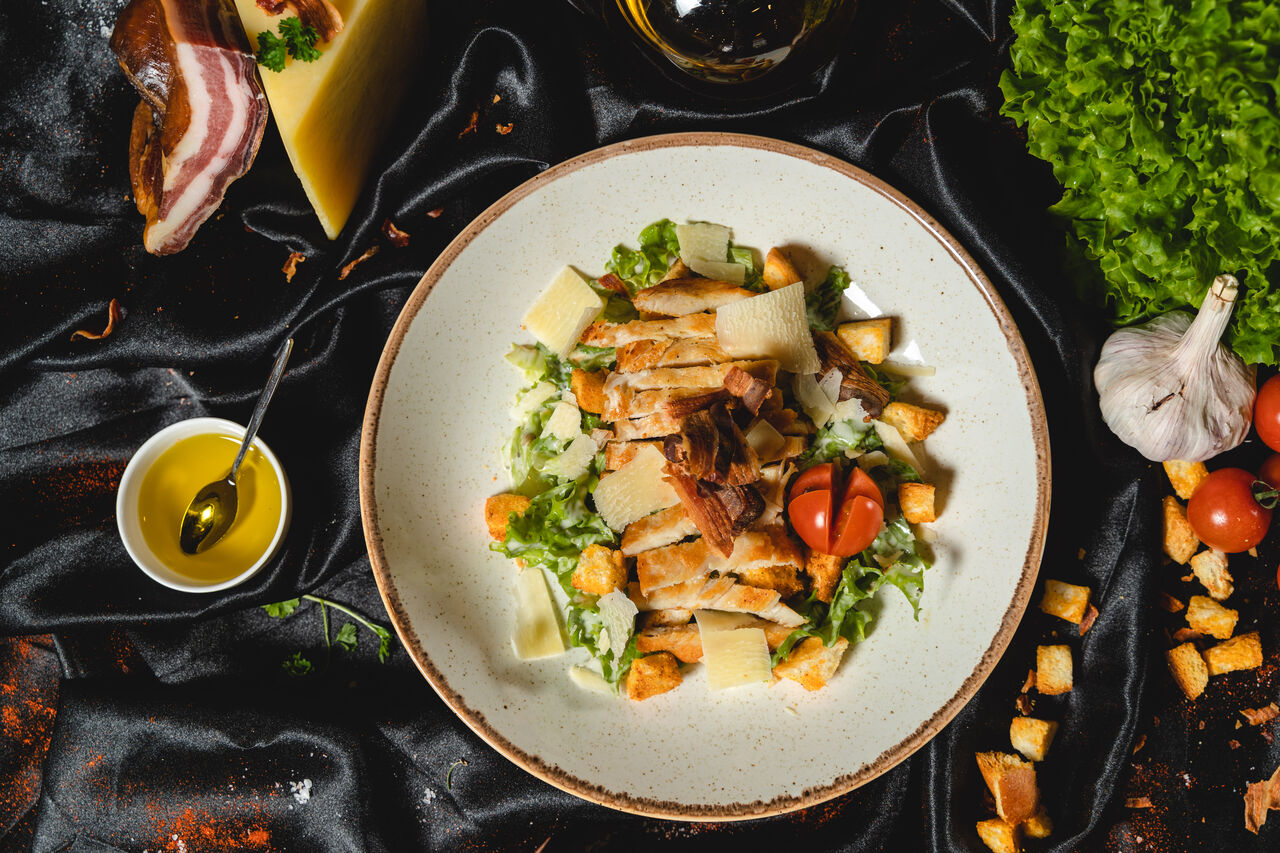 Caesar salata s hrskavom pancetom i parmezanom