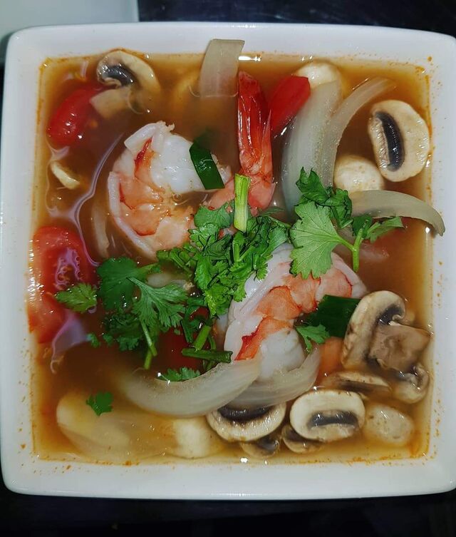 Nr. 13 Een kruidige soep met kip/ scampi's, citroengras, champignons en koriander 