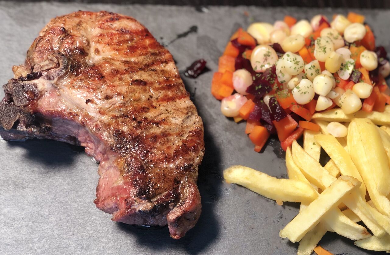 una noche perfecta es : 300gr de chuleta a la parrilla y una buena copa de vino en brasas peruanas !