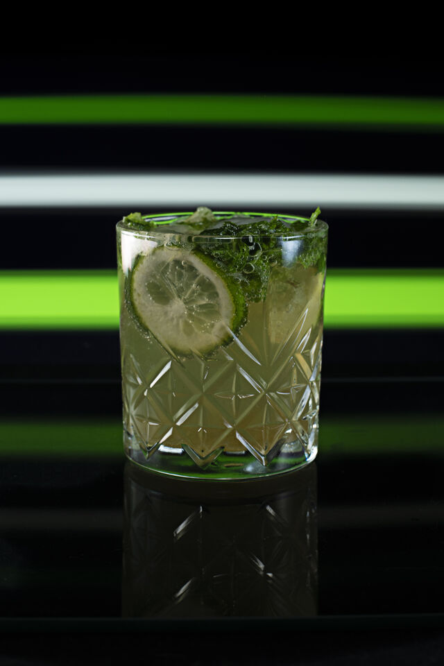 Mojito
Ingrédients : Rhum, citron vert, menthe, sucre de canne, perrier
Saveur : Intemporelle
Catégorie : Classique