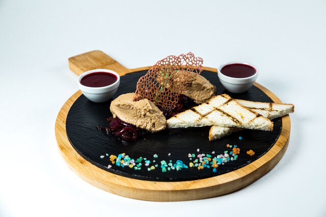 Суфле з курячої печінки та карамелізованою цибулею.