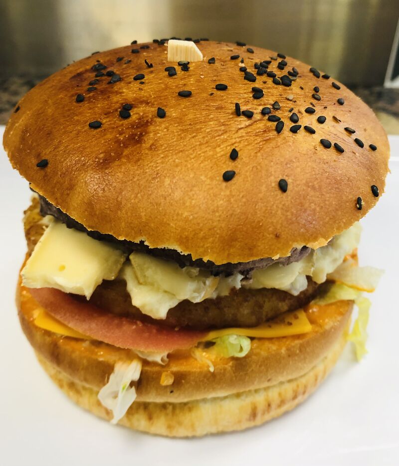 Le Savoyard : Pain, sauce, steak 150gr, galette de pomme de terre, salade, tomates, cheddar, oignons, lardons, reblochon