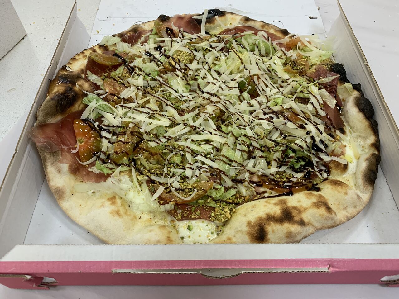 La Modenese:bianca,bufala,bresaola,insalata,pomodori da insalata,pistacchio,grana e glassa?