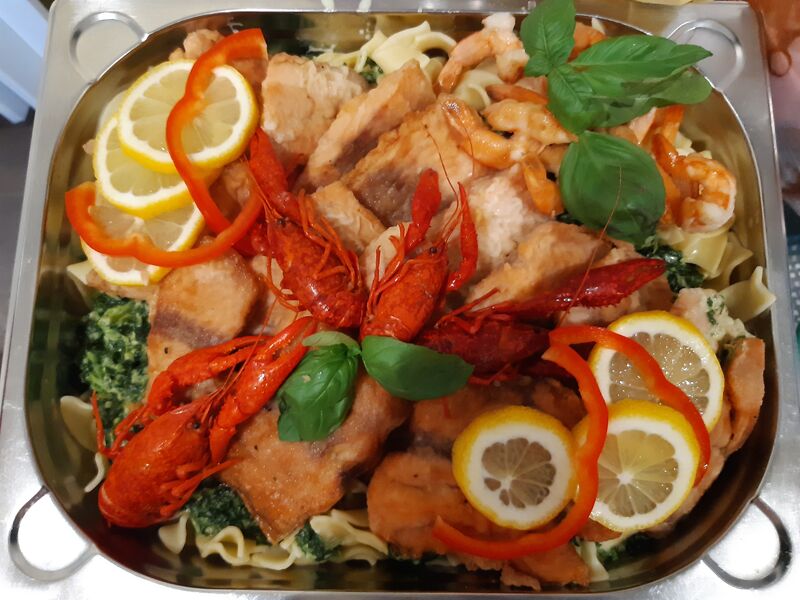 gemischter Fisch auf Spinat-Gorgonzola-Tagliatelle