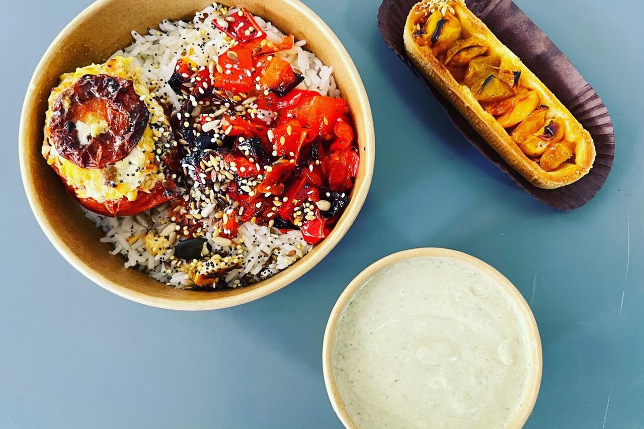 Smoothie Green coco ; Tomate farcie au lieu noir, riz blanc et poivron rôti ; Tartelette mirabelle