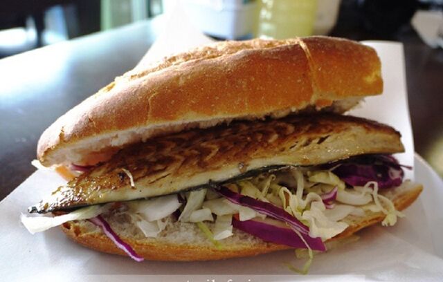 Ekmek Arası Uskumru - Fried Mackerel with Half Bread