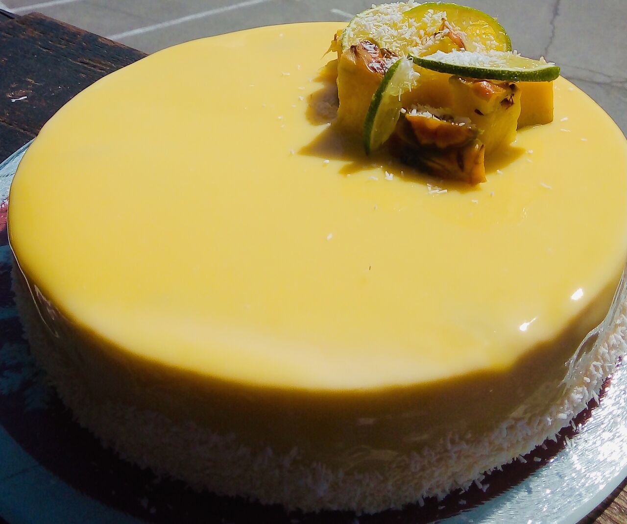 Entremet exotique (fruits de la passion, mangue, coco et citron vert) 8 parts : 40€