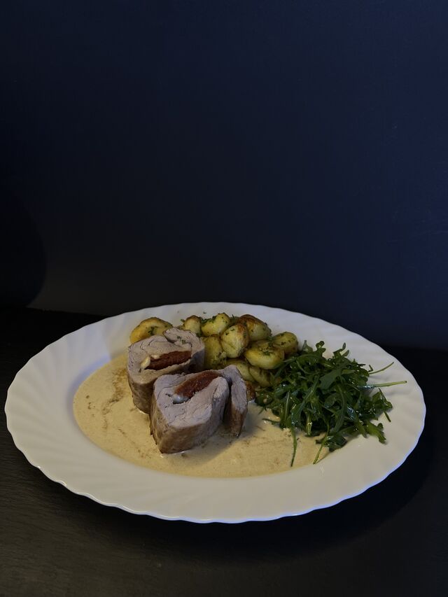 Vepřová panenka plněná mozzarellou a sušenými rajčaty s dijonskou omáčkou, rozmarýnové brambory