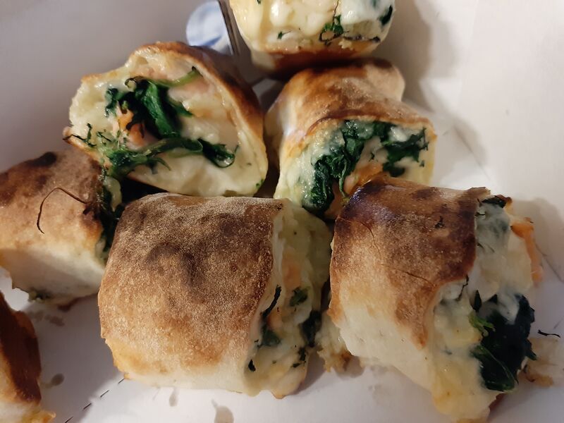 Pizzabrötchen gefüllt mit Lachs und Spinat