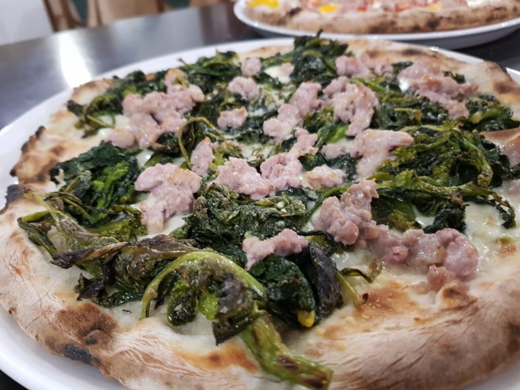 La pizza salsiccia e friarielli