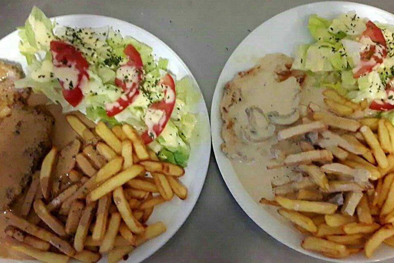 Escalope, sauce forestière avec frites...