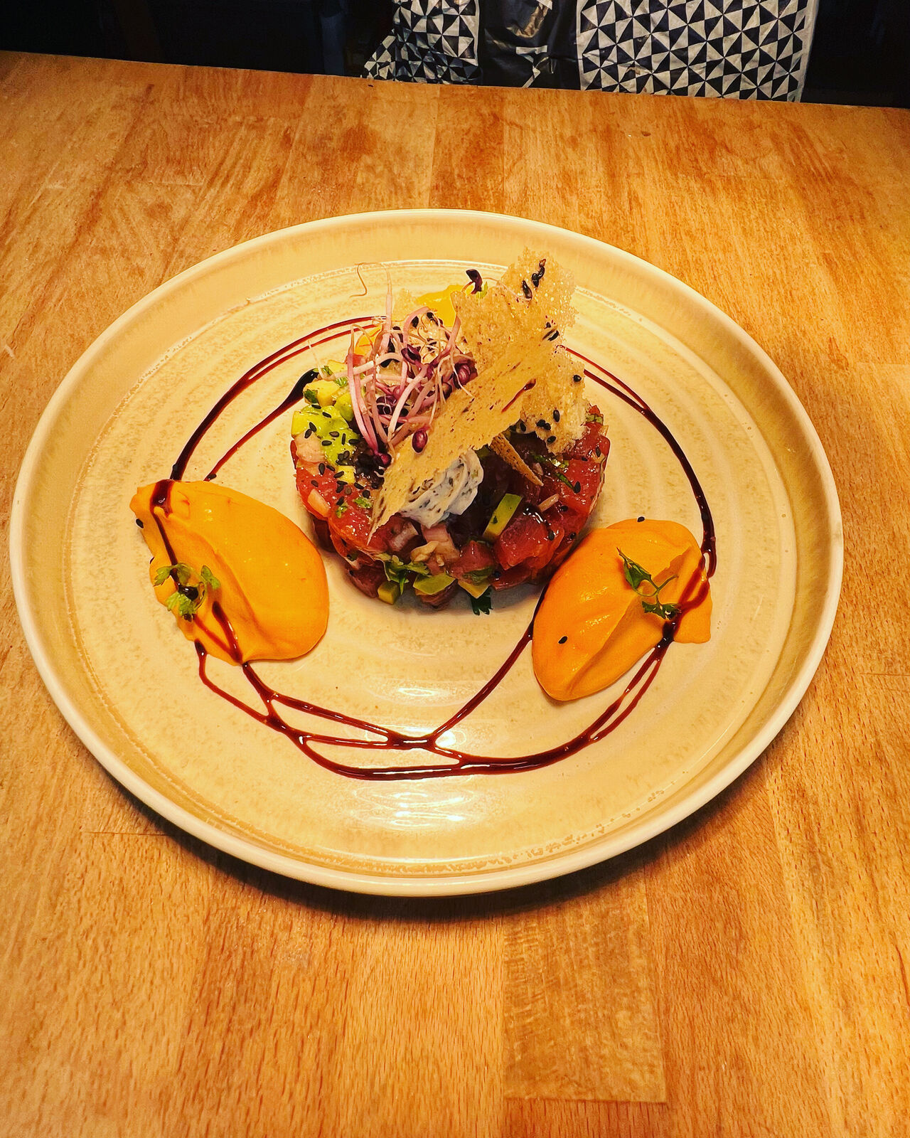 Le plat du moment. Tatare d’albacore et avocat, mousseline de patate douce