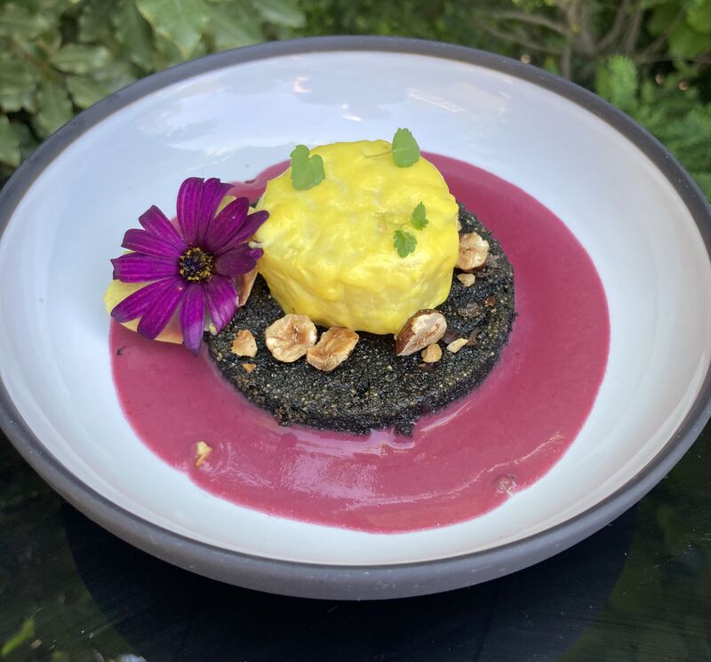 Noix saint-jacques safranées, polenta à l'encre de seiche et beurre blanc myrtille