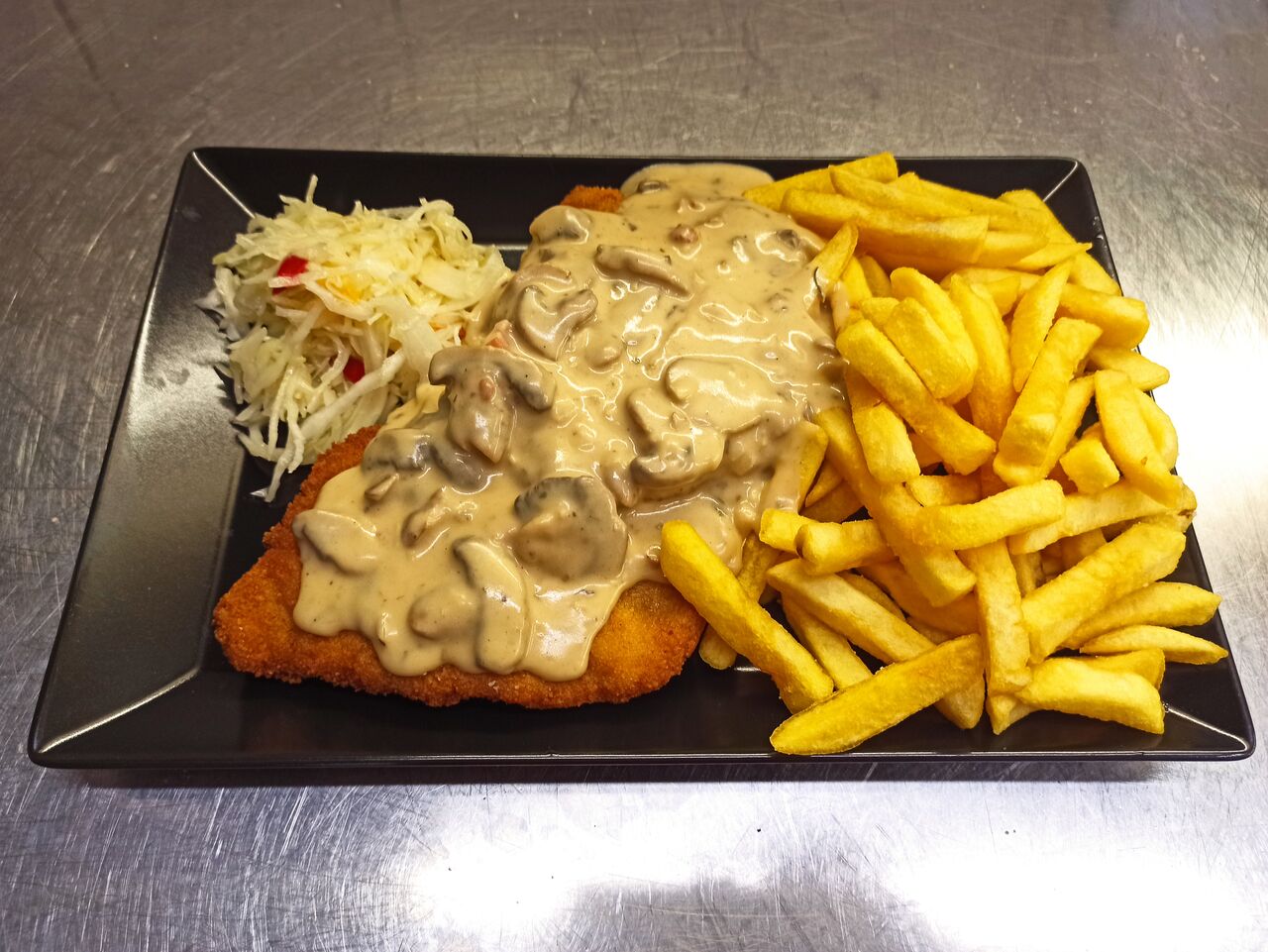 Hausgemachtes Champignonschnitzel mit Pommes