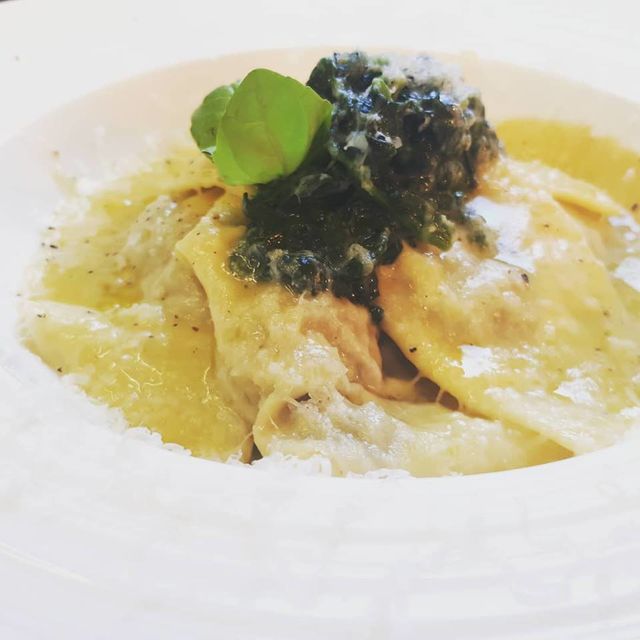 unsere hausgemachten Ochsenschwanz-Ravioli, geschwenkt in Butter - serviert auf Spinat