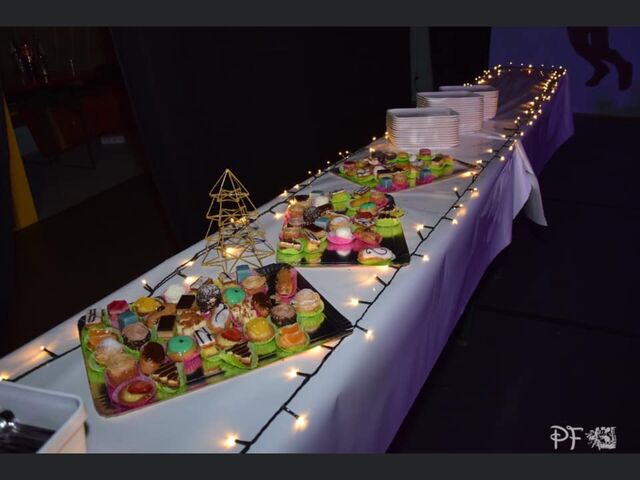 Buffet de desserts, mignardises sucrées .