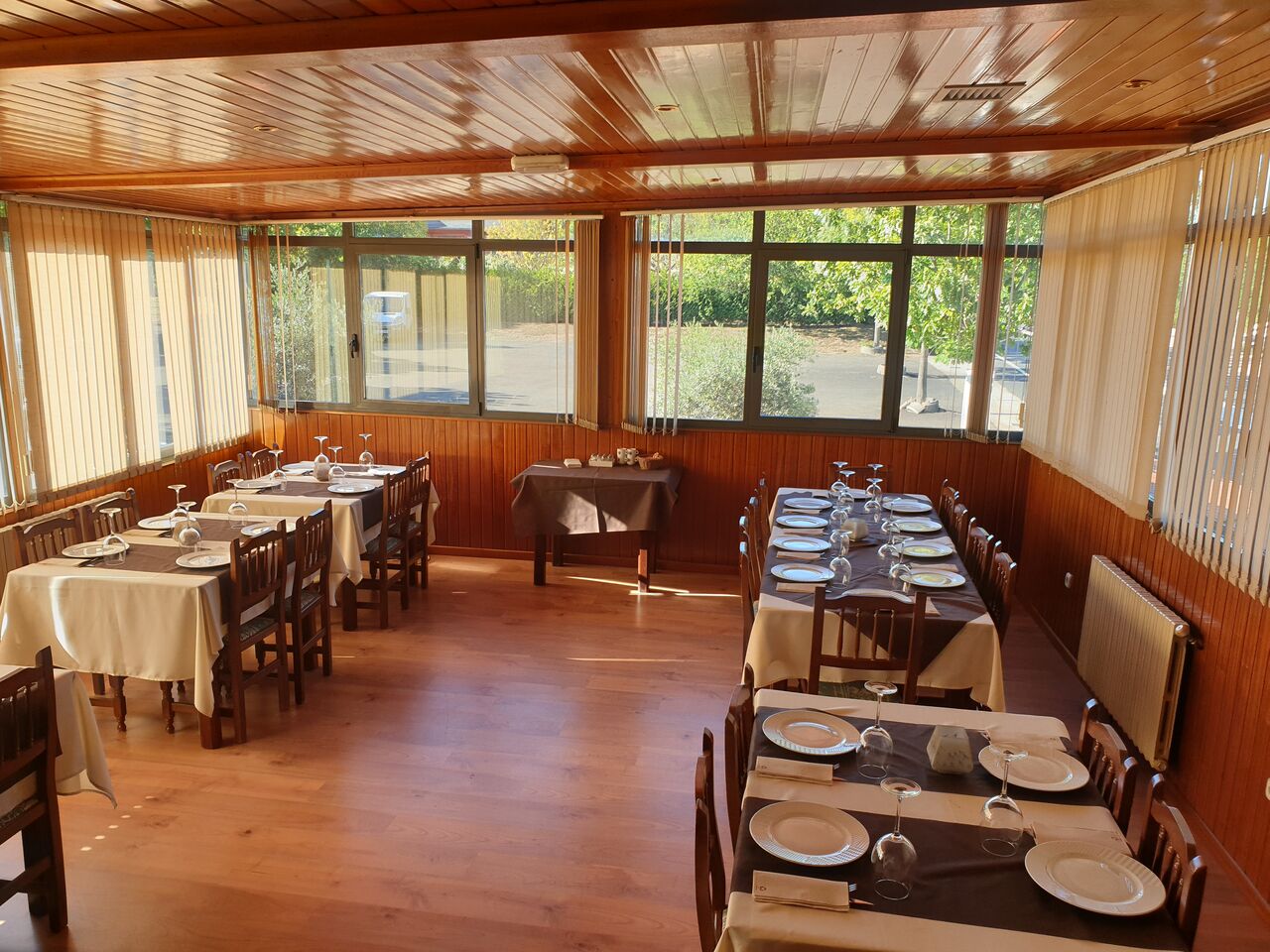 COMEDOR 2º PISO 30 COMENSALES MUY LUMINOSO CON VISTAS AL EXTERIOR