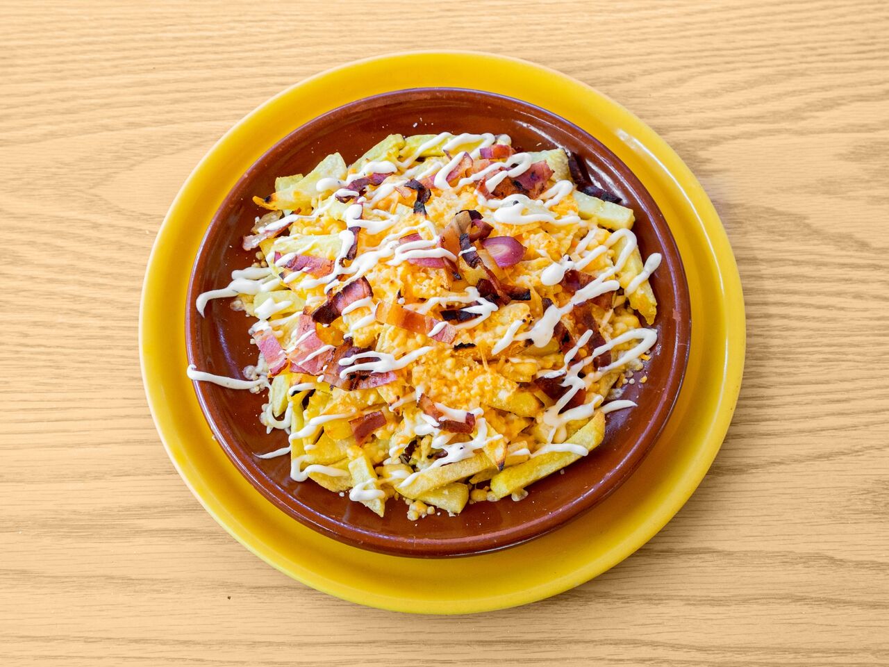 Patatas locas - Mucho queso, Bacon y nuetros aderezo hecho en casa.