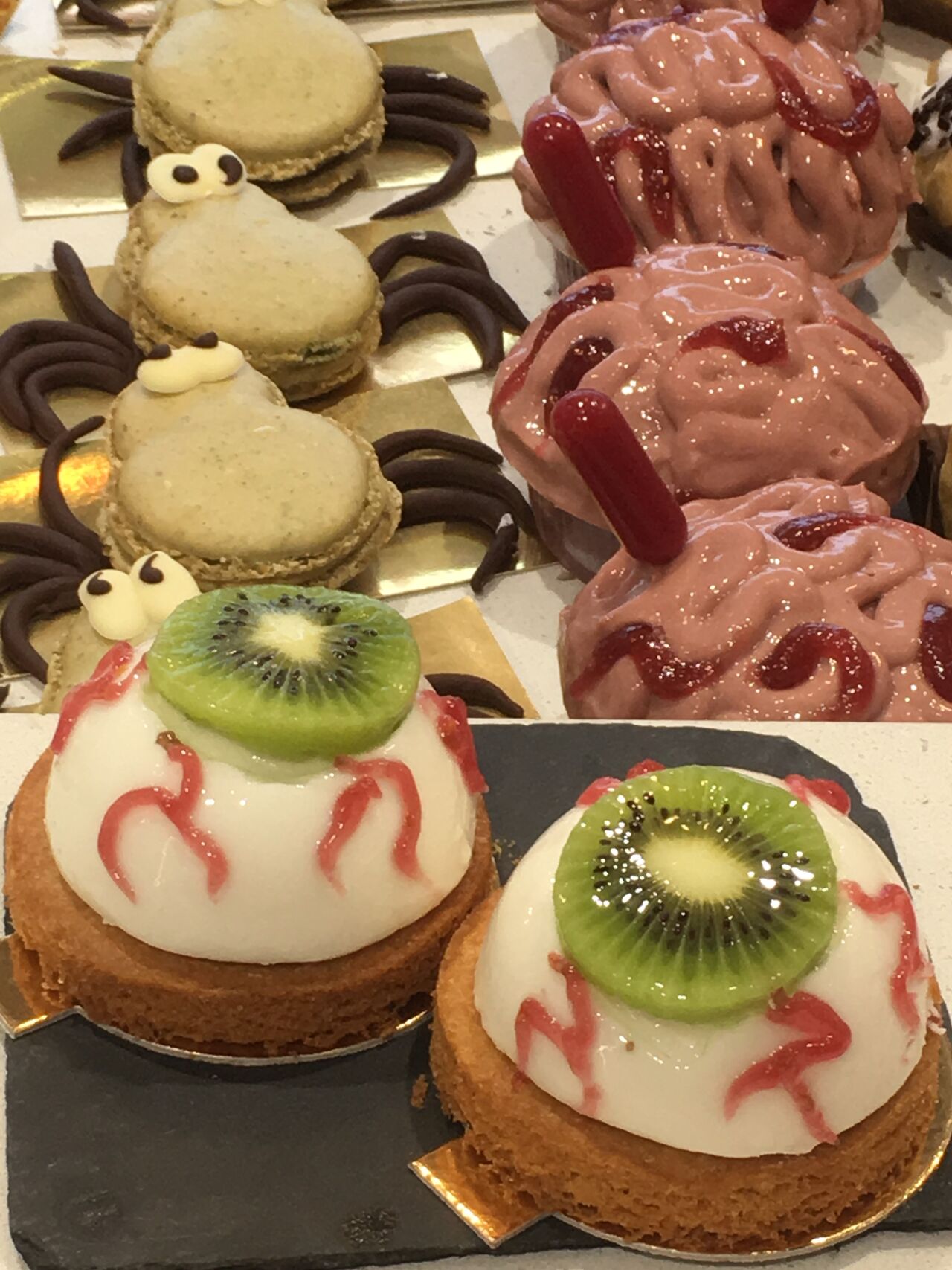 Entremet Coco fruits de la passion déco oeil - en attendant les festivités d'Haloween