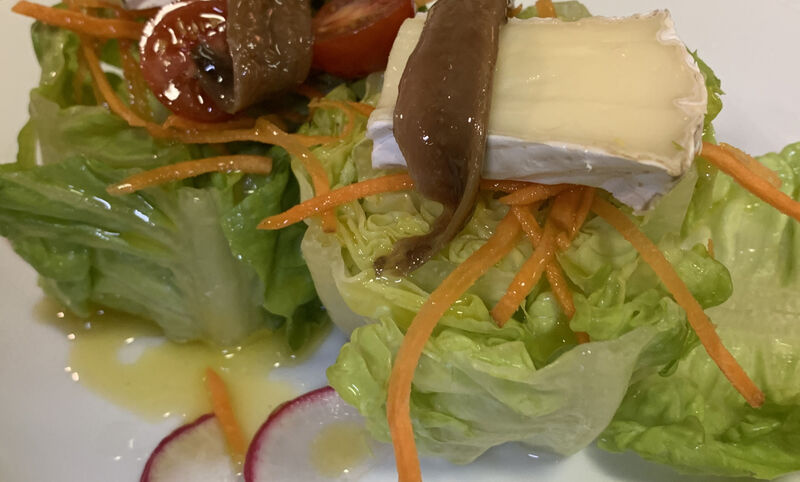 Cogollos con queso brie y anchoas