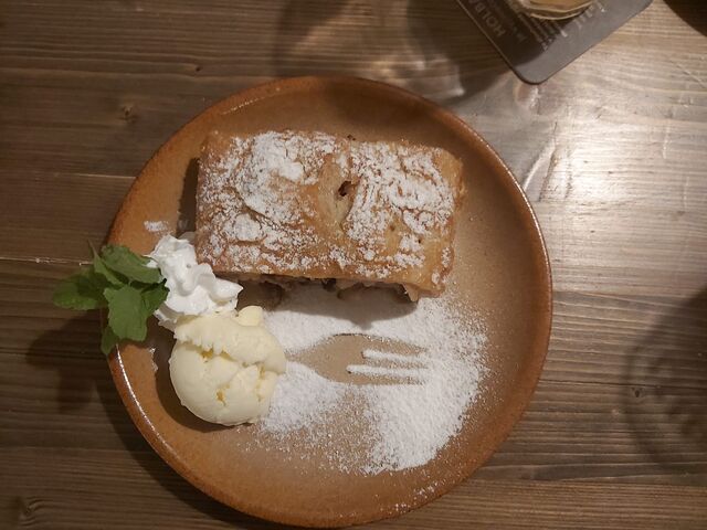 Jablečný závin s vanilkovou zmrzlinou