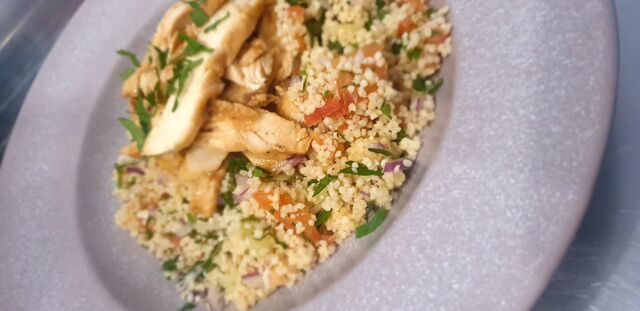 Tabbouleh de couscous con solomillo de pollo. 