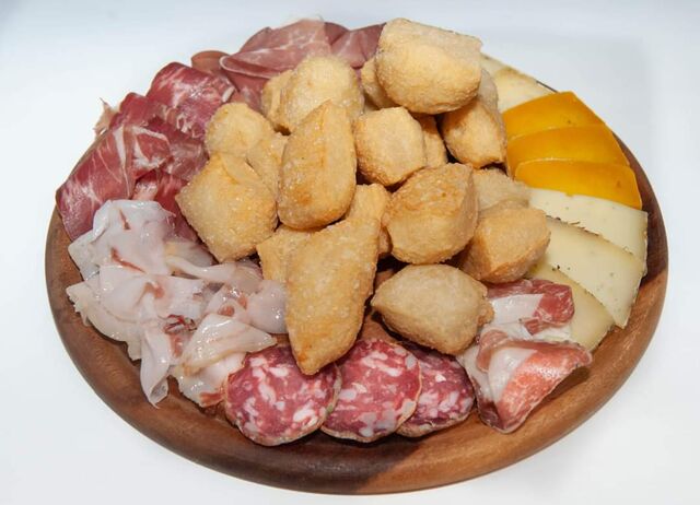 Affettato e formaggio con gnocco fritto