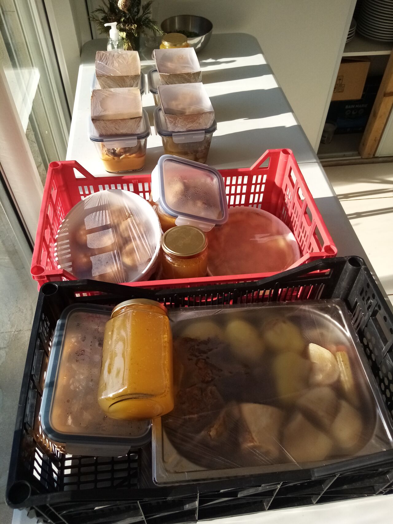 exemple de repas semaine réalisé le lundi avec 4 plats : deux viande, un poisson, un légumes travaillé (tarte, gratin, lasagne..