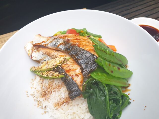 Gegrillter Lachs mit frischem Gemüse und Teriyakisauce